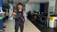 Personel Sat Samapta Laksanakan Pengamanan Objek Vital di Bank Negara Indonesia ( BNI ) Ketapang