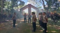 Polsek Sambas Bersihkan Makam Pahlawan dalam Rangka Peringatan HUT Bhayangkara ke-79 Tahun 2025
