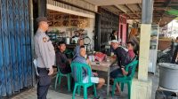 Patroli Siang, Anggota Polsek Mandor Sambangi Warga dan Pantau Wilayah Rawan Kejahatan