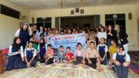 SMA KARYA BANGSA SINTANG BERBAGI KASIH KE PANTI ASUHAN BHAKTI LUHUR NANGA PINOH.