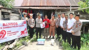 Kapolres Sambas bersama PJU dan Ibu Ketua Bhayangkari Cabang Sambas Salurkan Bansos ke Warga Desa Lorong Sambas Sambut Hari Bhayangkara ke-79 Tahun 2025