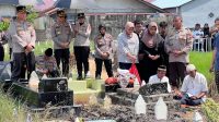 Kapolresta Pontianak Takziah ke Pemakaman Istri dari Wakapolsek Pontianak Timur