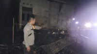 Polsek Mempawah Hulu Datangi TKP Kebakaran Rumah di Desa Tunang.