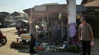 Petugas Laksanakan Patroli Siang Dengan Berikan Himbauan Kepada Warganya Untuk Mengajak Bersama Sama Menjaga Keamanan