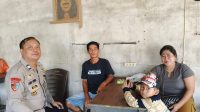 Jalin Kedekatan dengan Warga, Anggota Polsek Sengah Temila Gelar Ngopi Bareng di Warung Pinggir Jalan