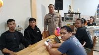 Patroli Malam Polsek Sengah Temila: Jalin Keakraban dengan Warga, Ciptakan Rasa Aman di Tengah Masyarakat