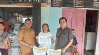 Kanit Intel Polsek Menyuke Lakukan Pengecekan Penyaluran Bantuan Pangan Berupa Beras Di Desa Untang