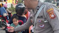 Peduli Nasionalisme, Satlantas Polres Landak Bagikan Bendera Merah Putih ke Pengendara