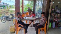 Sambangi Warga Saat Patroli, Personel Polsek Kuala Behe Sampaikan Pesan Kamtibmas