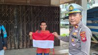 Polantas Sapa Tukang Ojek, Kasat Lantas : Kami Bagikan Bendera