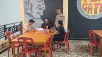 Patroli Malam, Polsek Sengah Temila Ajak Warga dan Satpam Bank Tingkatkan Kewaspadaan