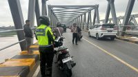 Personel Lantas Polsek Pontianak Timur dan Utara Amankan TKP Tumpahan Minyak di Jembatan Landak