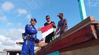 Menjelang HUT Kemerdekaan RI, Satpol Airud Polres Ketapang Bagikan Bendera Merah Putih kepada Warga Pesisir