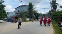 Polsek Menyuke Berikan Pengamanan Kegiatan Gerak Jalan Beregu Di Desa Darit
