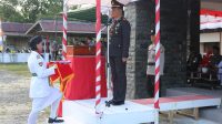 Kapolsek Mandor Menjadi Irup Upacara Penurunan Bendera HUT RI ke-80 di Halaman Kantor Camat