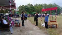 Kapolsek Menjalin Pimpin Upacara Penurunan Bendera HUT RI ke-80 di Lapangan Bola Seborok Menjalin