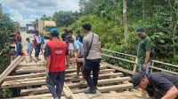 Pasca Truk Sawit Jatuh, Polsek Nanga Mahap Bantu Perbaiki Jembatan di Desa Nanga Suri