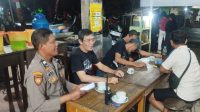 Suasana Akrab, Polisi Temui Warga Santai di Warung Saat Patroli
