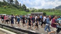 Sebanyak 114 WNI dideportasi dari Malaysia melalui Entikong. Minimnya lapangan kerja di Indonesia jadi pemicu migrasi ilegal yang berulang