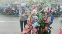 HUT Lalu Lintas Bhayangkara ke-70, Satlantas Polresta Pontianak Bagikan Bingkisan kepada Pengendara Tertib