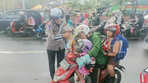 HUT Lalu Lintas Bhayangkara ke-70, Satlantas Polresta Pontianak Bagikan Bingkisan kepada Pengendara Tertib