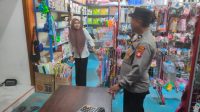Jalin Silaturahmi, Polsek Air Besar Sambangi Toko dan Warga di saat duduk di warung