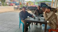 Ngobrol Santai Sambil Memberikan Pesan Kamtibmas Oleh Personil Polsek Ngabang