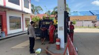 Cegah Penyalahgunaan BBM Subsidi Polsek Mempawah Hulu Mengimbau Untuk Tidak Menjual BBM Kepada Konsumen Yang Menggunakan Jerigen Dan Tanki Siluman