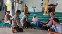 Bakti Religi, Kapolsek Kuala Behe Berikan Bantuan Al Quran Di Masjid Nurul Iman Kuala Behe