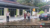 Personil Polsubsektor Jelimpo Laksanakan Pengaturan dan Pengamanan Di Depan Masjid Al Hidayah Tubang Raeng