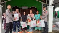 Polsek Pontianak Barat Salurkan Bansos Bhayangkari Peduli untuk Warga yang Membutuhkan di Masjid Jamiatun Na’im