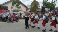 Aipda Hengki Personil Polsek Ngabang Laksanakan Pengaturan Arus Lalin Didepan Persekolahan Supaya Terciptanya Situasi Aman Kondusif
