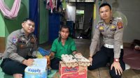Satlantas Polres Sekadau Salurkan Bantuan Jumat Berkah untuk Lansia Lumpuh di Kemawan