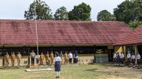 Bhabinkamtibmas Berikan Pesan Bahaya NAPZA Saat Menjadi Pembina Upacara di SMPN 06 Jelimpo