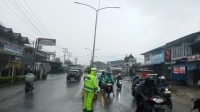 Hujan Deras,Semangat Melayani Satuan Lalu Lintas Polres Melawi