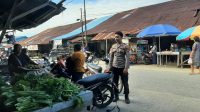 Patroli Sambil Menyapa, Polisi Mandor Dekatkan Diri dengan Pedagang