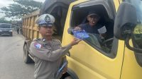 Personil Operasi Zebra Himbau Pengemudi Gunakan Jaring Pengaman dan Hindari Overkapasitas