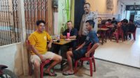 Polisi Patroli Malam, Temui Warga Nongkrong di Kafe: Sampaikan Pesan Kamtibmas dengan Cara Humanis