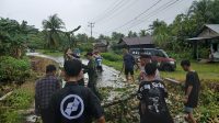 Babinsa Koramil 05/Pemangkat dan Warga Gelar Karya Bakti Bersihkan Pohon Tumbang Akibat Angin Kencang