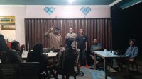 Inilah yang Dilakukan Polisi Saat Patroli Malam: Berkumpul dan Berdialog Bersama Warga