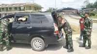 Personel Koramil 1204-21/Entikong dan Satgas Pamtas Yon Arhanud 1/PBC Gelar Sweeping Cegah Masuknya Barang Ilegal di Perbatasan