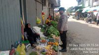Dengan Berjalan Kaki Personil Polsek Ngabang Laksanakan Patroli Diseputaran Pasar Rakyat Ngabang