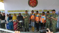Kogabwilhan III Serahkan Bantuan 100 Sak Beras dan 100 Life Vest untuk Nelayan Sidangoli Dehe