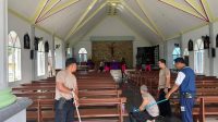 Jelang Nataru, Polsek Belitang Hulu Bersihkan Gereja Katolik Paroki Yesus Tersalib