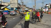 Humanis dan Tegas, Kasatgas Kamtibcar Lantas Ops Lilin Kapuas Polres Melawi Turun Langsung Atur Lalu Lintas Pagi Hari