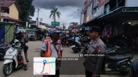 Polsek Ngabang Berikan Pesan Kamtibmas Kepada Juru Parkir Saat Melaksanakan Patroli di pusat perbelanjaan