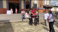 Di Tengah Ibadah Natal, Polisi Tunjukkan Kepedulian dengan Menolong Jemaat Pingsan