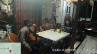 Patroli Malam Penuh Keakraban, Polisi Duduk Santai Bersama Warga Serimbu