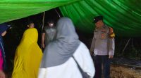 Pamapta III Polres Melawi Aipda Samsul Hadiri Pemakaman Warga Tenggelam di Sungai Melawi
