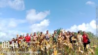 Bhabinkamtibmas Hadiri Panen Perdana Tanaman Jagung Di Desa Songga
